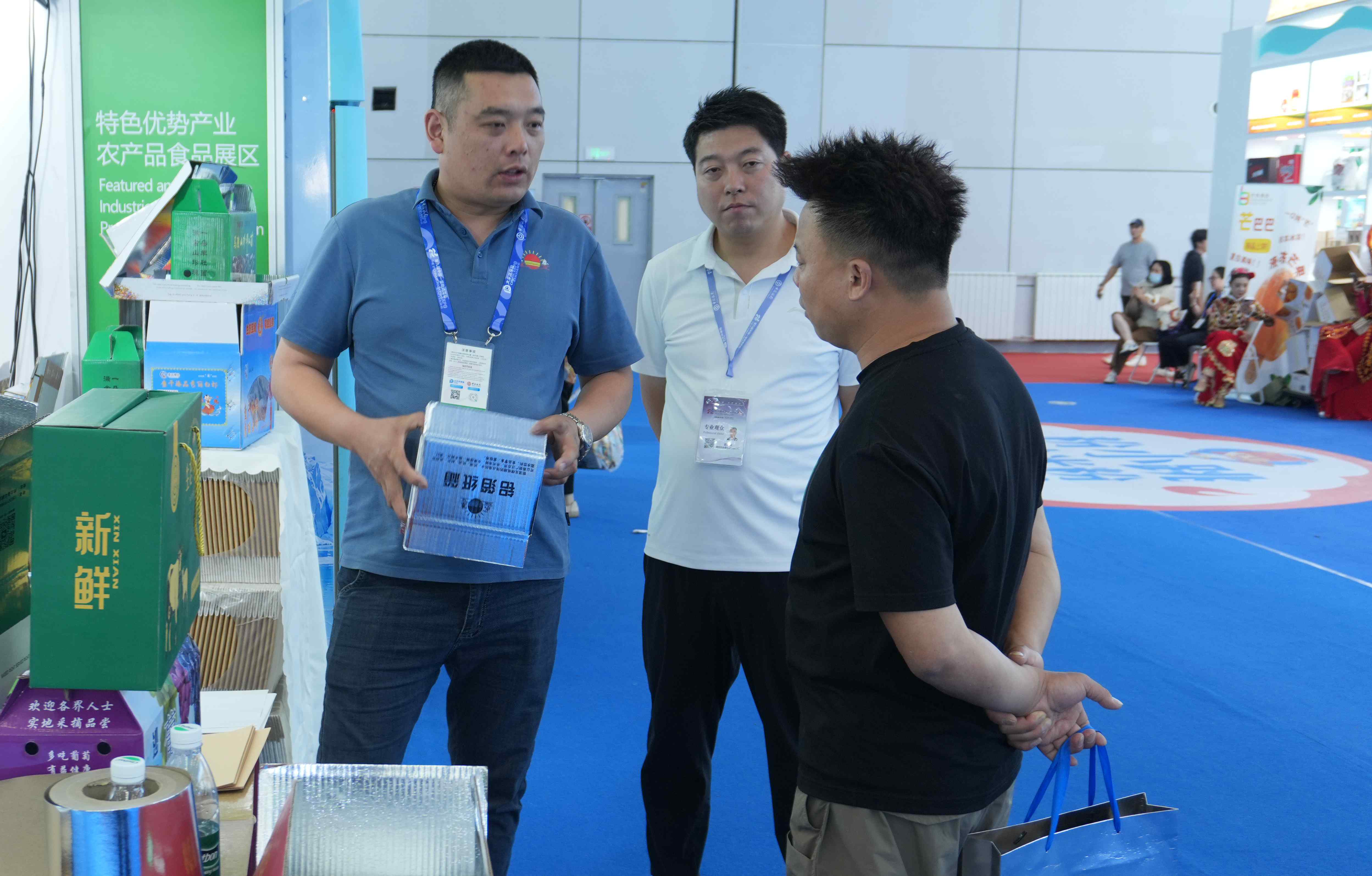 Yongtai representative demonstrating an insulated box at an exhibition