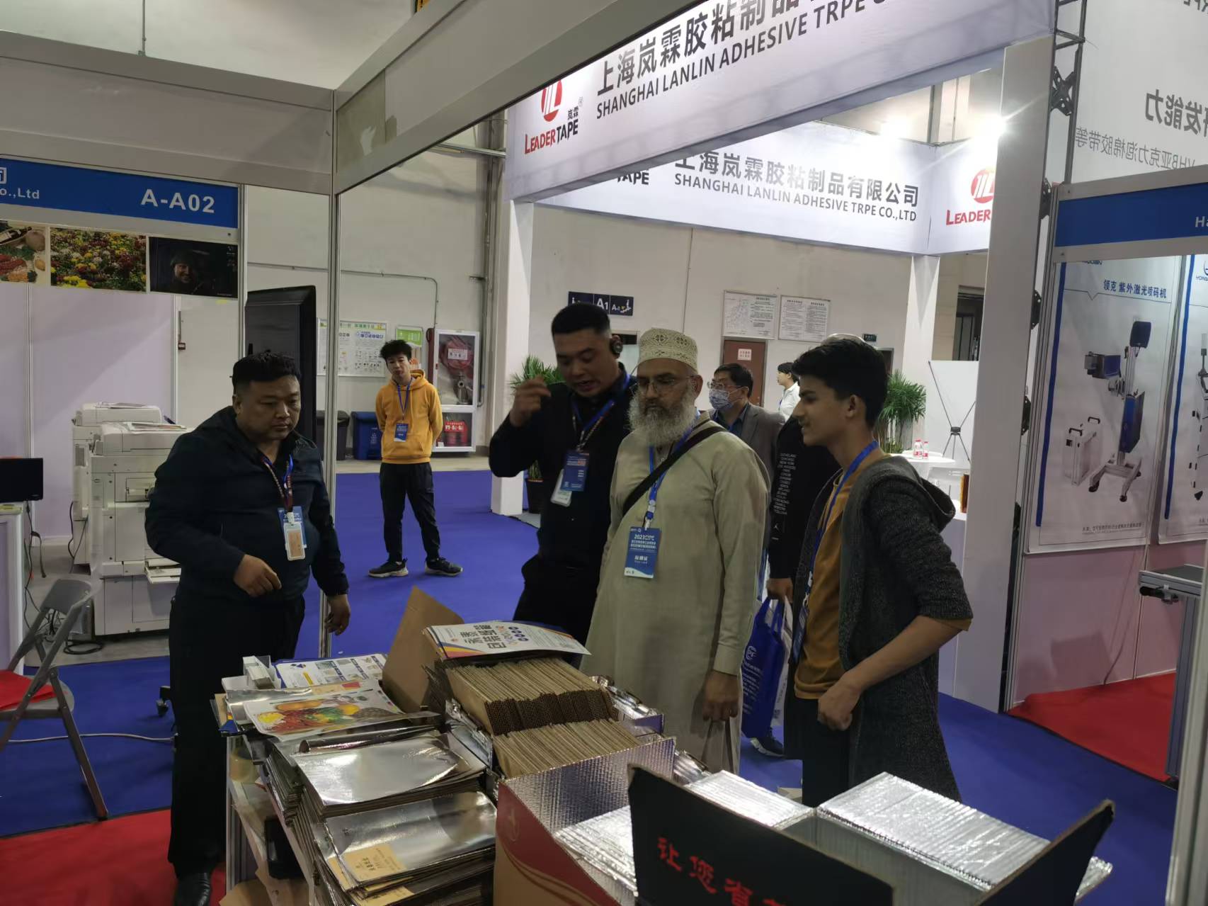 Visitors reviewing Yongtai insulated packaging samples at a trade show